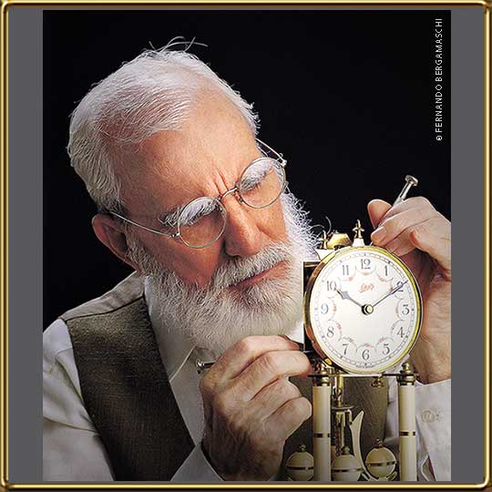 Retrato propaganda homen idoso consertando relógio antigo