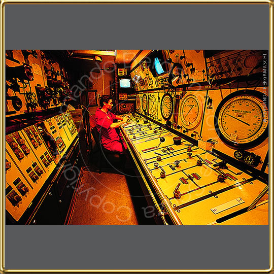 painel de controle de câmara hiperbárica em navio DSV